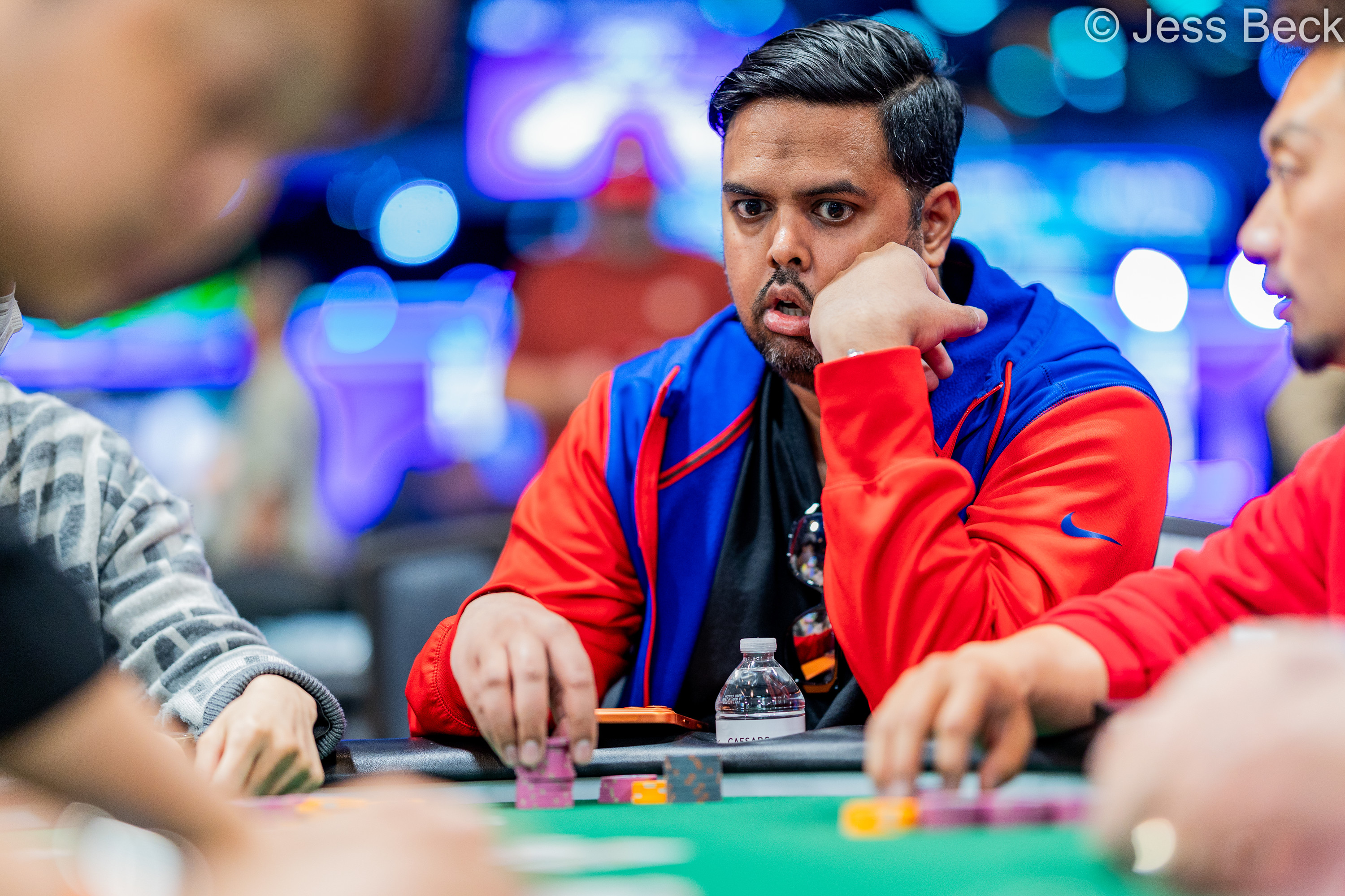WSOP 主赛事泡沫期上演“清一色”VS“葫芦”的世纪对决 - 问鼎娱乐官方