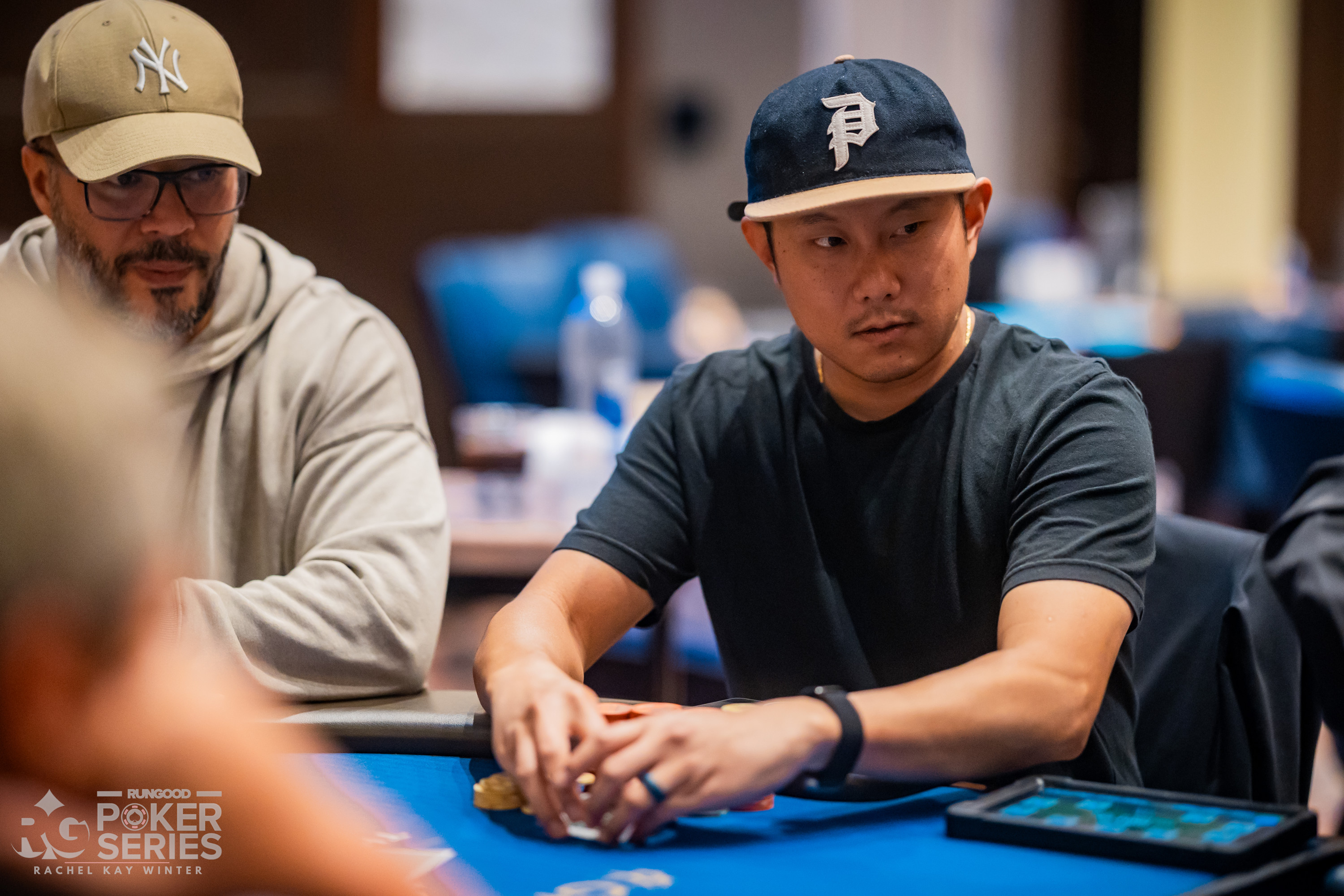 Xiong Thao 在 $400 PokerNews Cup 首日强势领跑，单日筹码占比近三成 - 问鼎娱乐平台