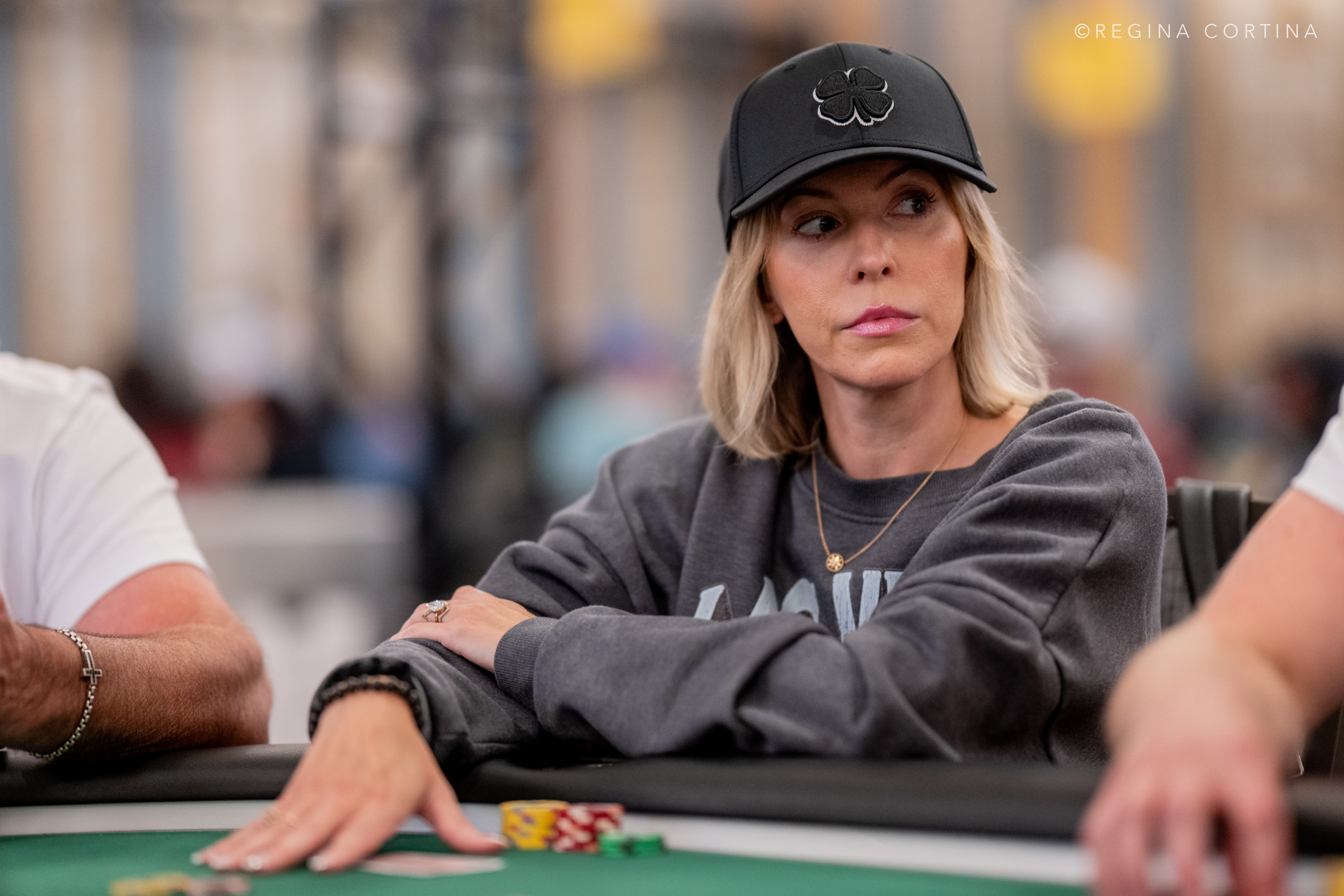 WSOP 主赛事惊天冷手：Set vs Set vs Aces 的三重对决 - 问鼎娱乐官方